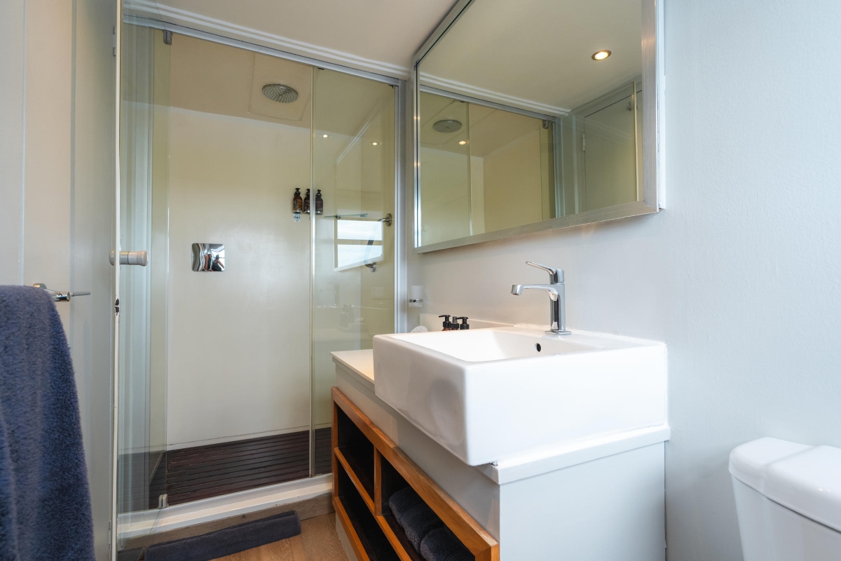 Zambezi Queen Double Room Bathroom